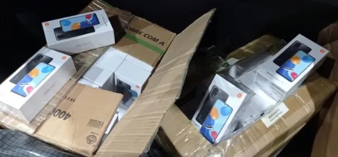 PRF apreende 90 aparelhos celulares sem nota fiscal dentro de táxi em Mossoró