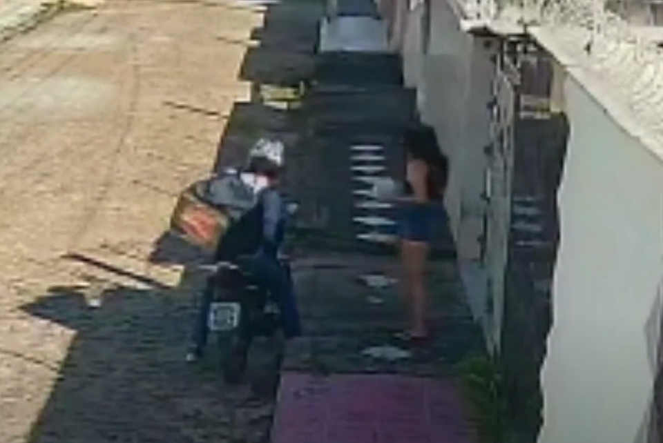 VÍDEO: 'Falso entregador de lanches' realiza assaltos e aterroriza população de Natal