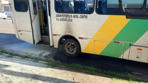 Ônibus de transporte alternativo tem princípio de incêndio e interdita parte de avenida em Natal