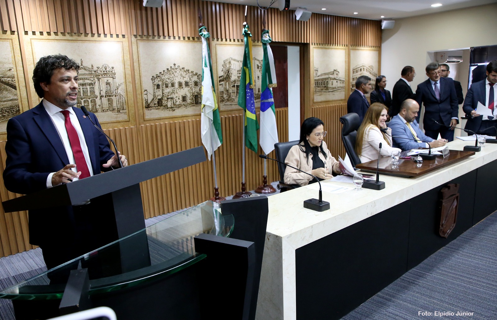 Vereadores proíbem empresas de ônibus tirarem linhas sem consultar população