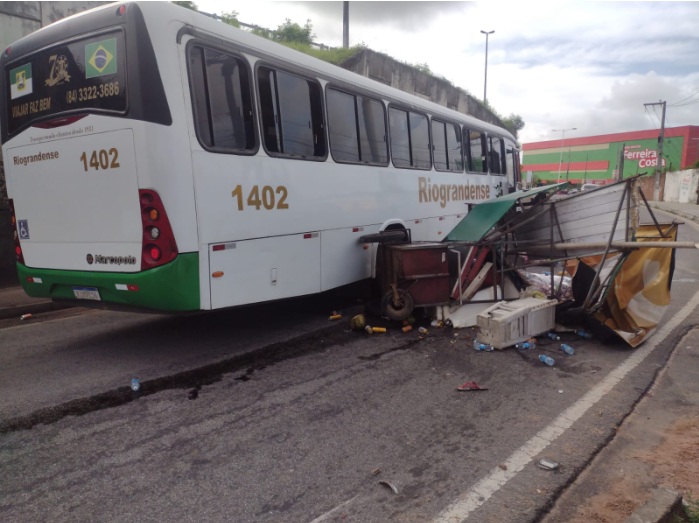 Vendedor ambulante morre atropelado por ônibus na marginal da BR-101 em Natal
