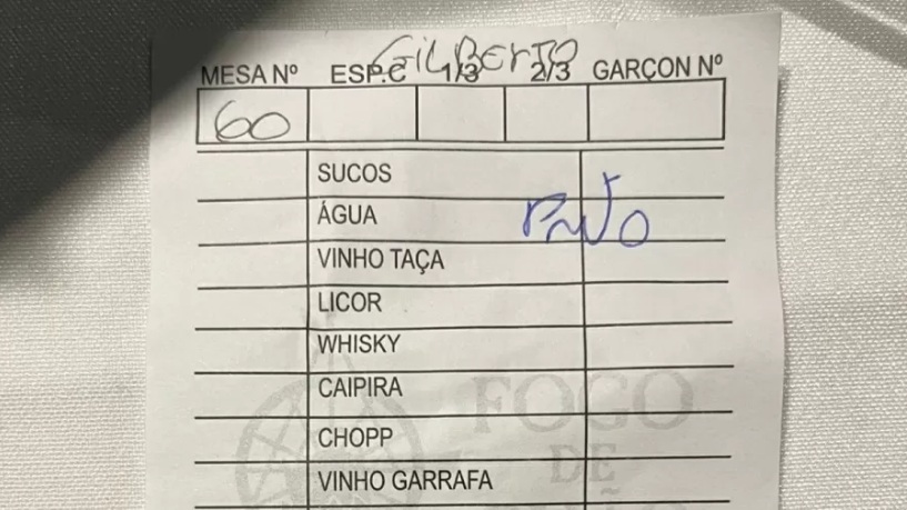 Cliente negro recebe comanda com palavra 'preto' de churrascaria