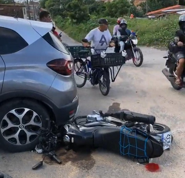 Acidente entre carro e motocicleta deixa dois feridos em Natal