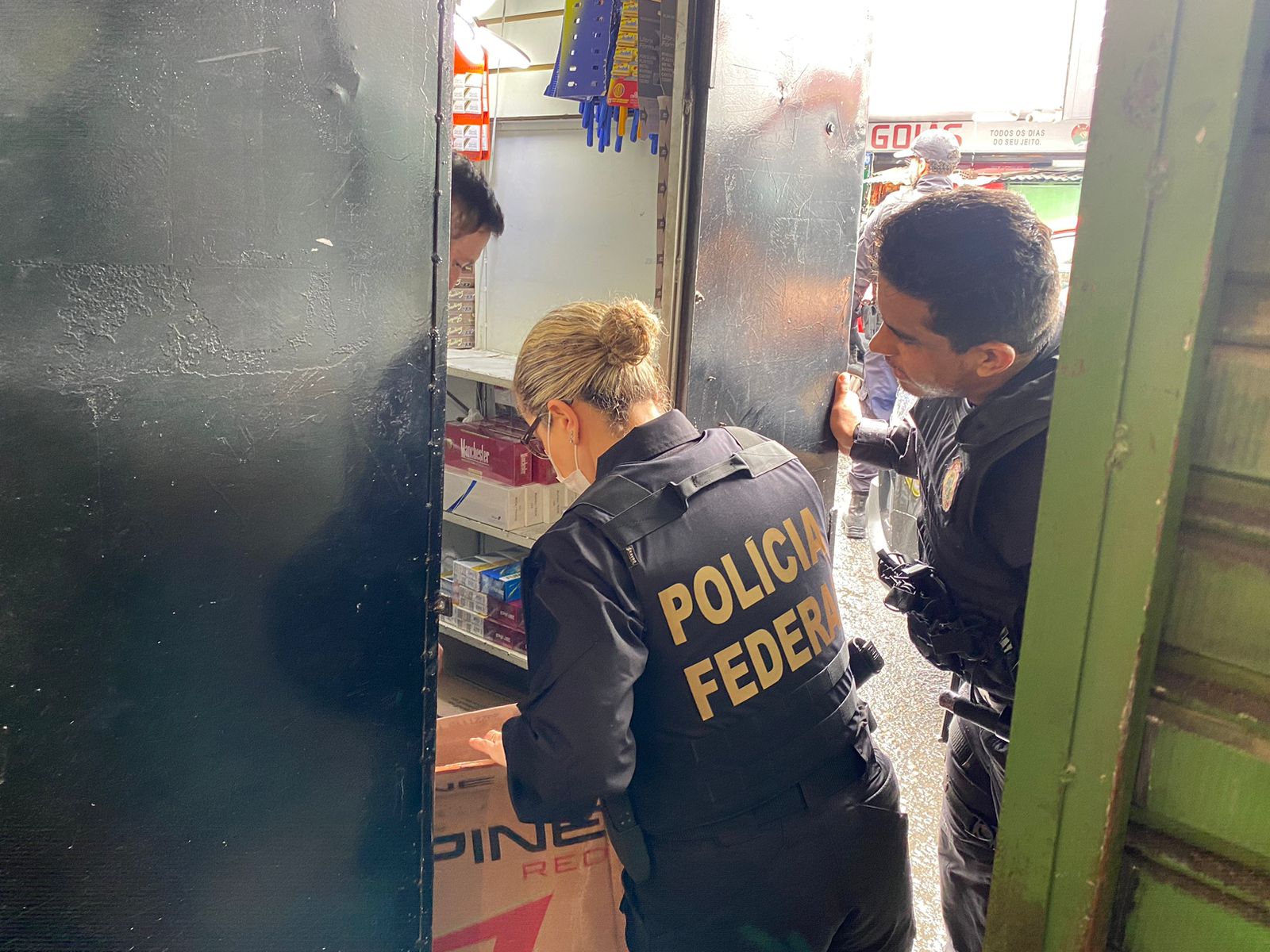 Polícia Federal realiza operação em banca de cigarros no Alecrim