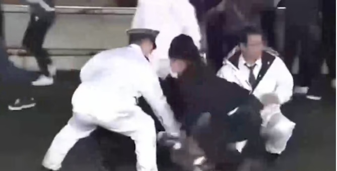VÍDEO: Primeiro-ministro do Japão é evacuado às pressas após barulho de explosão