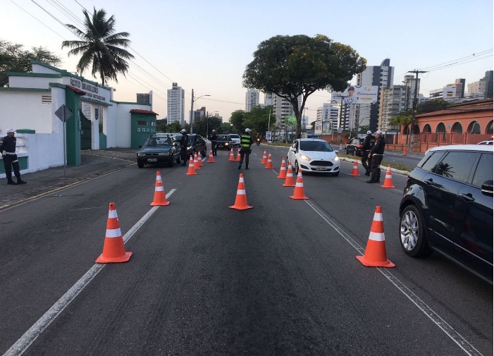 Motorista é flagrado dirigindo embriagado e transportando crianças em compartimento de cargas em Natal