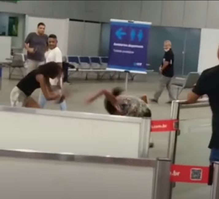 VÍDEO: Mulheres se envolvem em briga no aeroporto