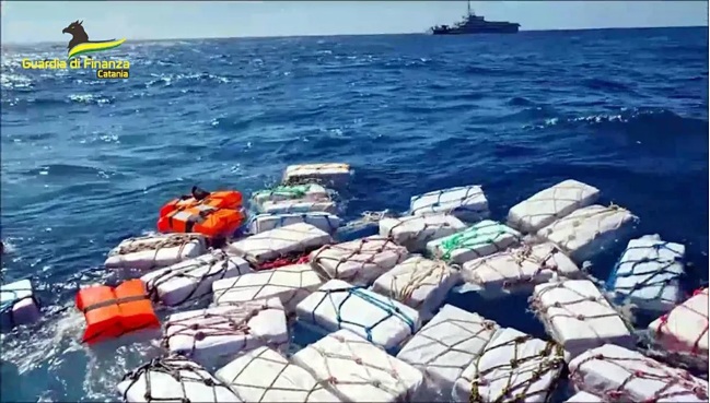 Itália apreende 2 toneladas de cocaína que estavam boiando no mar