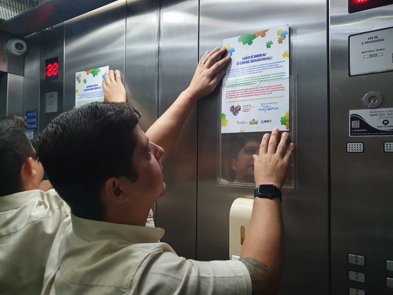 Abril Azul: Ação em elevadores sensibiliza natalenses para a empatia com autistas