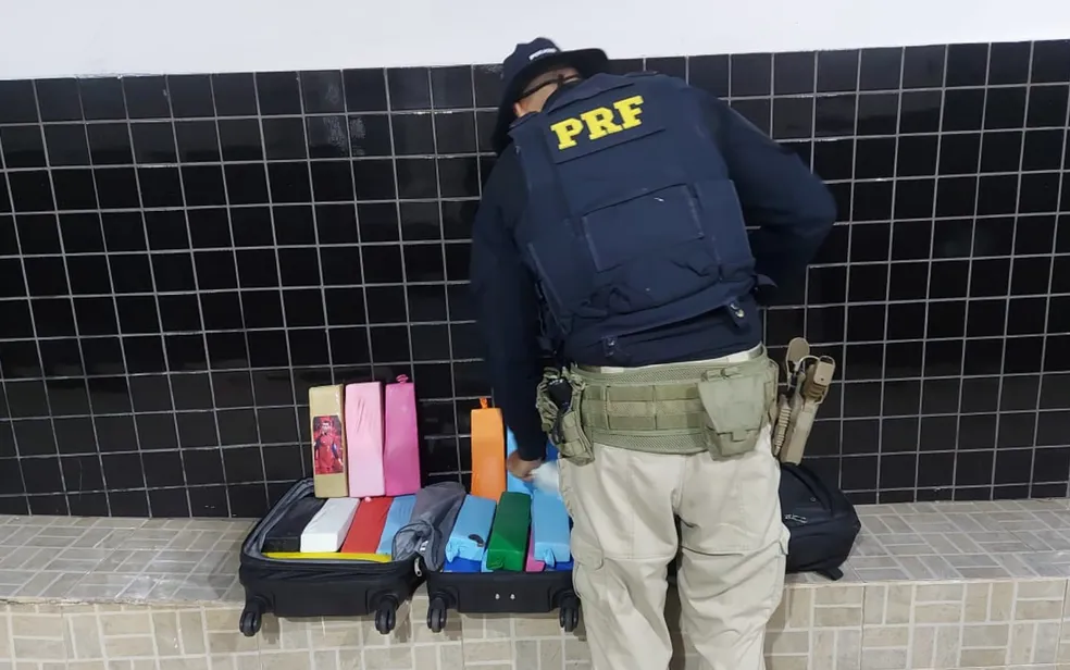 Cantor é preso com 30 kg de maconha em mala dentro de ônibus, em Goiás