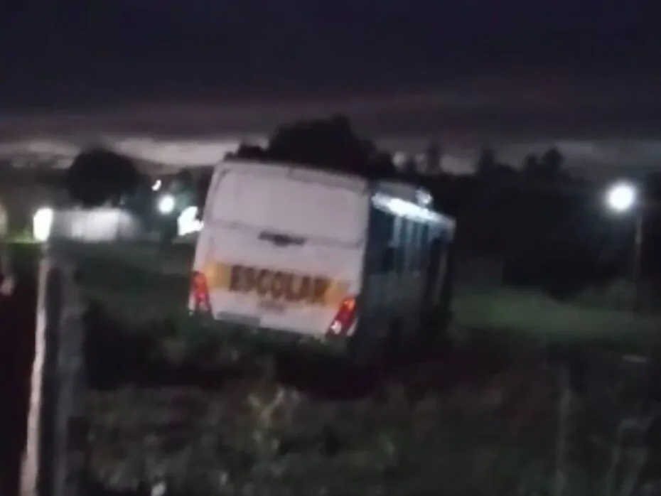 Ônibus escolar sem freio invade área de estação ferroviária em Ceará-Mirim