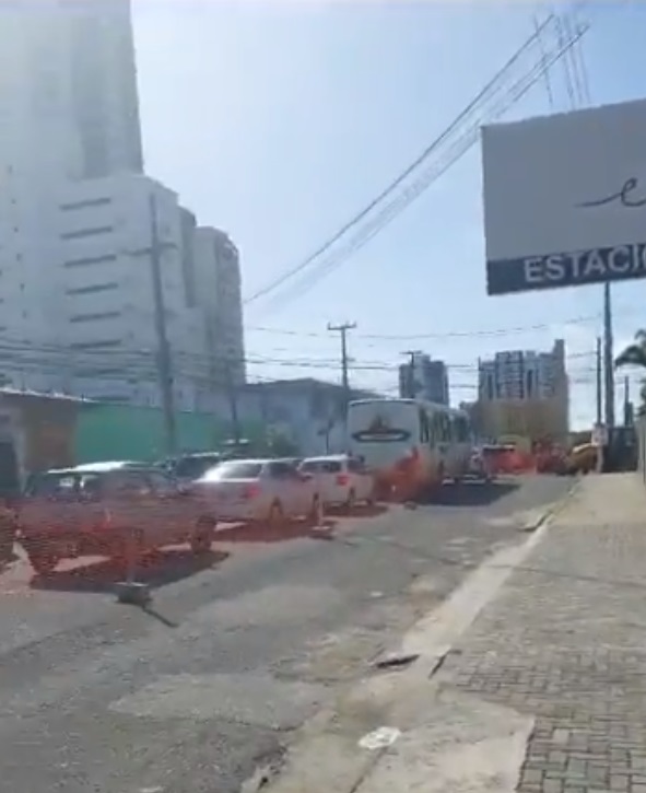 VÍDEO: Obras em calçada geram transtorno na avenida Amintas Barros, em Natal