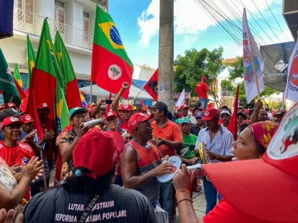 Após invasões do MST, governo Lula contempla movimento e nomeia sete superintendentes do Incra