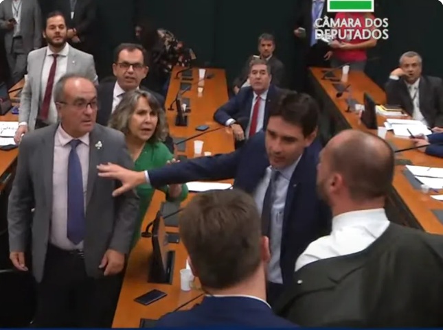 [VÍDEO] Eduardo Bolsonaro e deputado do PT brigam em reunião na Câmara: "Te enfio a mão na cara"