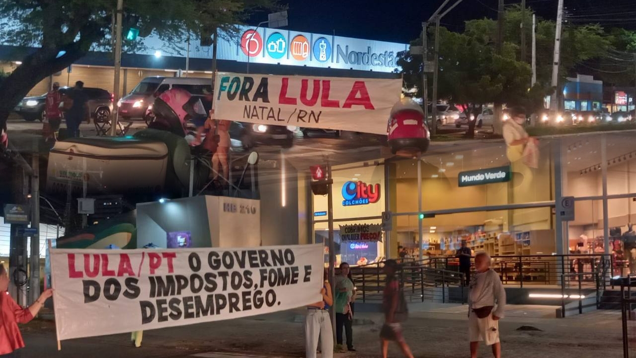Manifestantes fazem protesto 'Fora Lula' em Natal