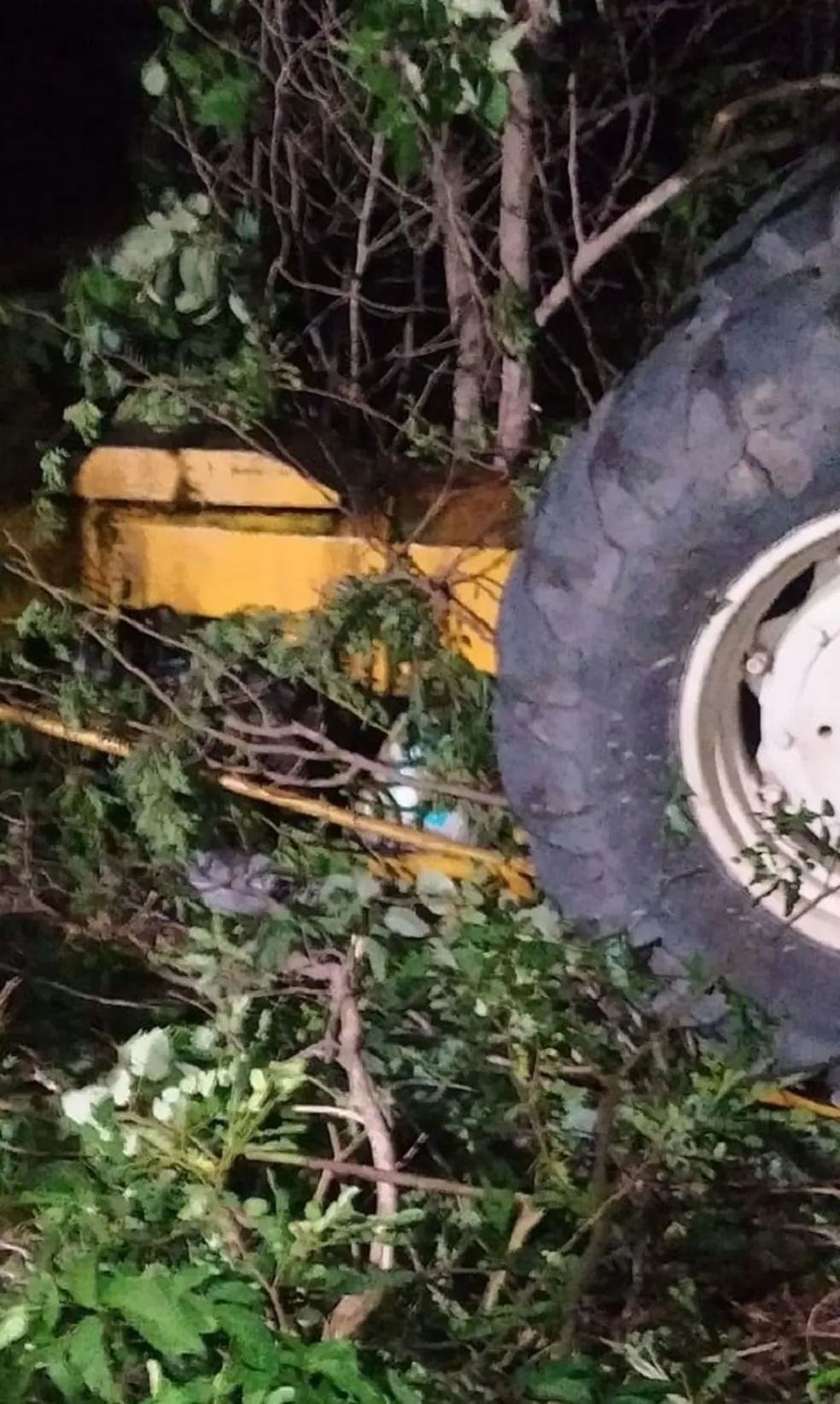 Homem é achado morto embaixo de trator capotado em estrada no RN