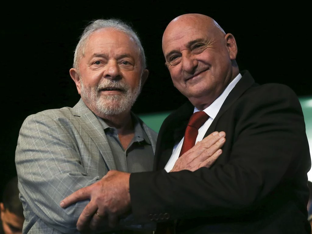Lula ignora desgaste e pressão e diz que ministro do GSI saiu 'por conta própria'