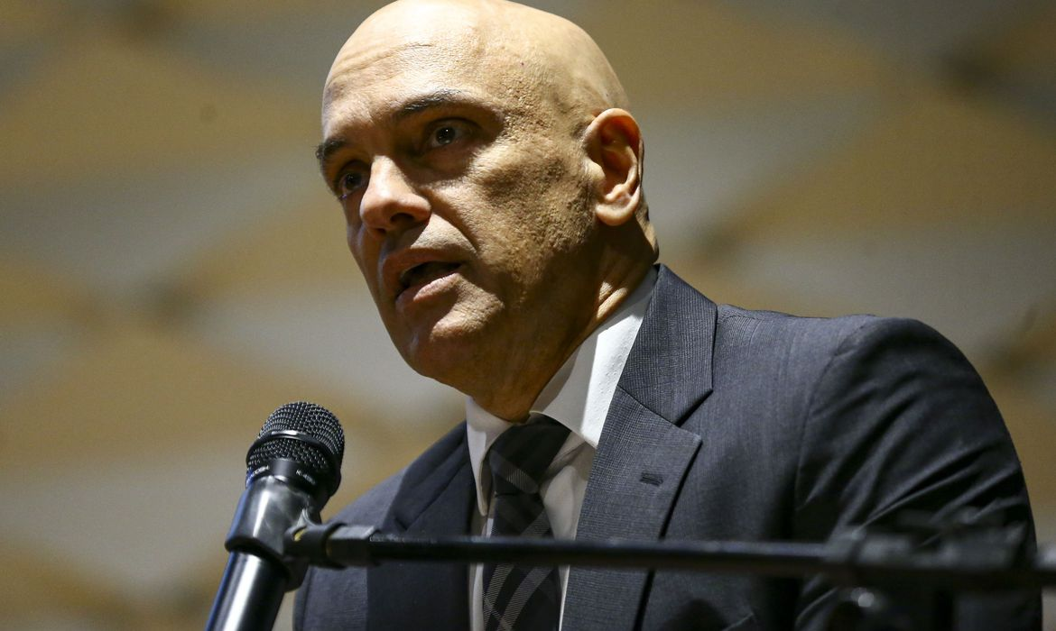Moraes manda PF ouvir ex-chefe do GSI e cobra identificação de militares