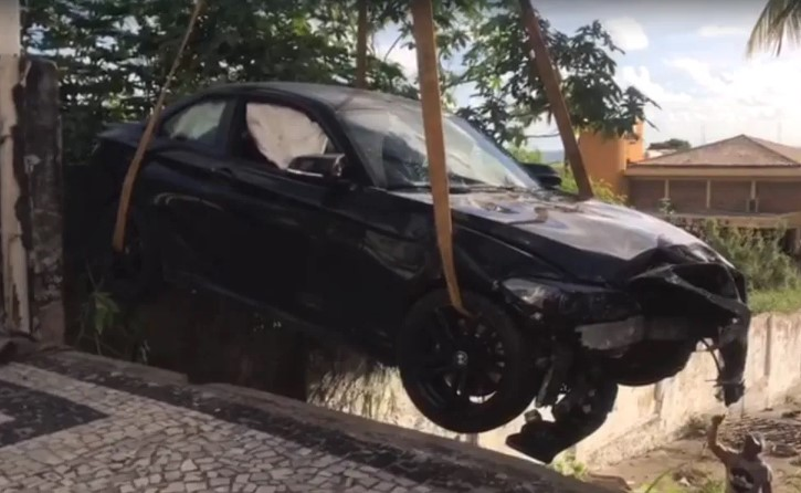 Carro cai em terreno após sair da pista na Avenida Roberto Freire, em Ponta Negra