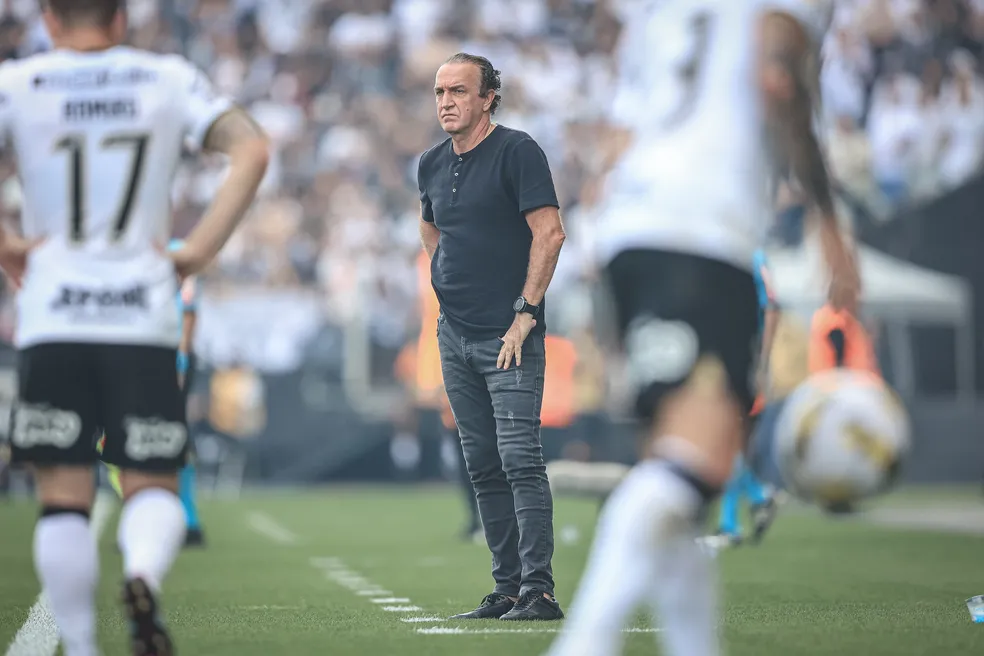 Torcedores do Corinthians picham muros do Parque São Jorge em protesto a contratação de Cuca