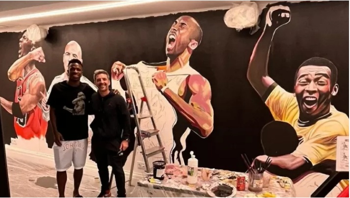 Vini Jr criou mural em casa para seus ídolos e levou puxão de orelha de CR7