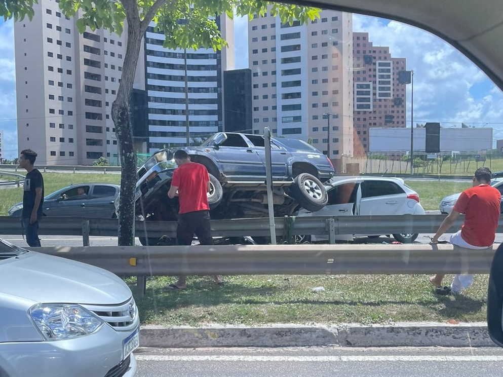 VÍDEO: Acidente com vários veículos deixa pessoas feridas na BR-101 em Natal
