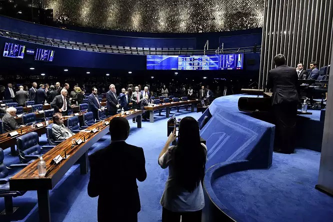 Cinco senadores torram R$1 milhão em passagens