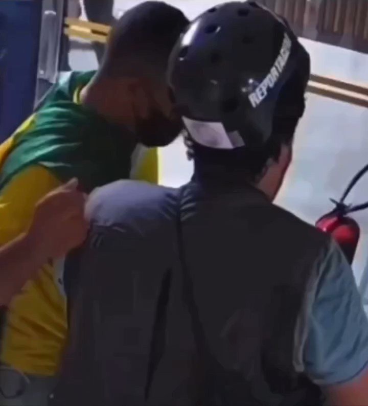 VÍDEO: Veja o momento em que homem que invadiu sala de Lula pede pra ver se a foto ficou boa...