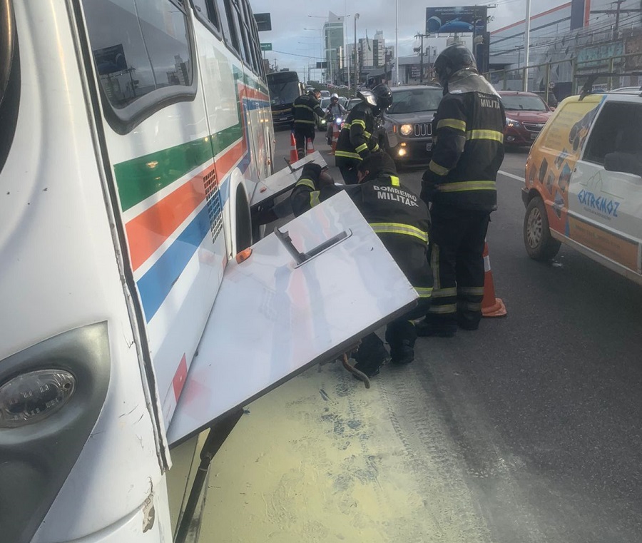 Ônibus tem pane elétrica, princípio de incêndio e assusta passageiros em Natal