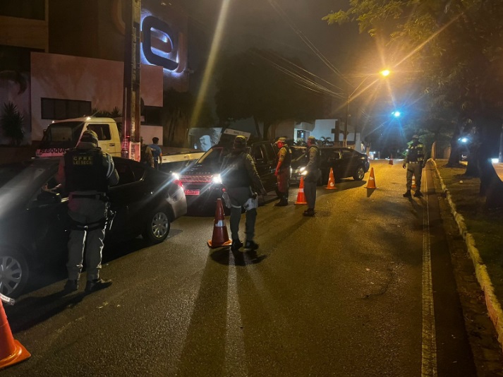 Idoso de 60 anos é preso após tentar fugir da polícia durante Operação Lei Seca em Natal