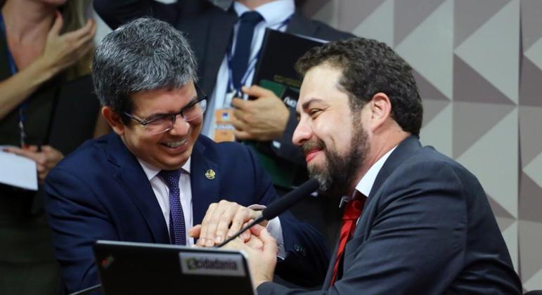 Líder do Congresso muda de bloco e garante mais uma vaga na CPMI para o governo