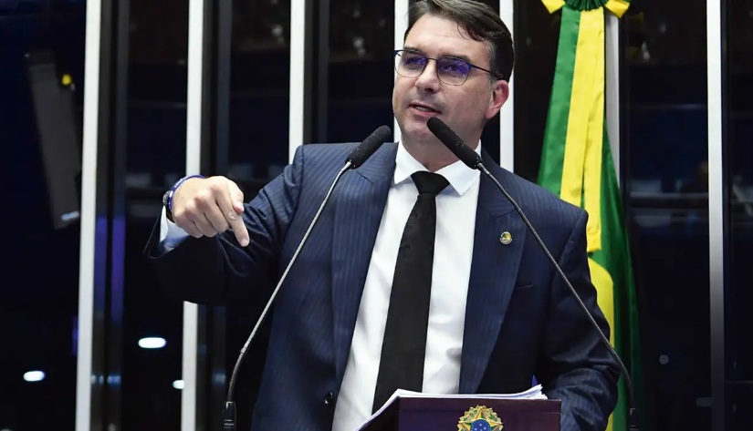 Flávio Bolsonaro quer que Lula deponha à CPMI do 8/1