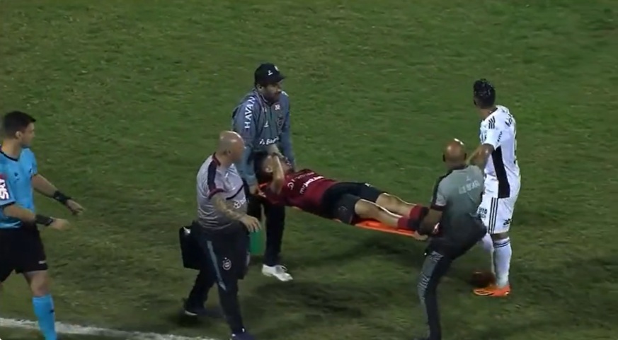VÍDEO: Maqueiro agride jogador do Atlético-MG e acaba expulso