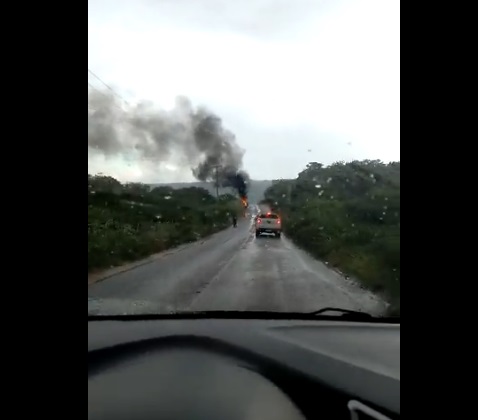 VÍDEO: Carro pega fogo por pane elétrica no interior do RN