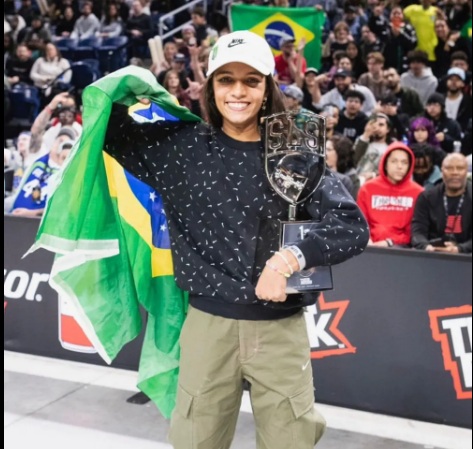 Rayssa Leal e Kelvin Hoefler são campeões de etapa do Mundial de Skate Street em Chicago