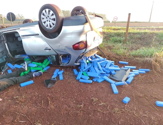 Após fuga, carro capota e espalha mais de 210 quilos de maconha em rodovia