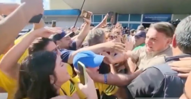 VÍDEO: Bolsonaro é recebido por multidão e participa de motociata em SP