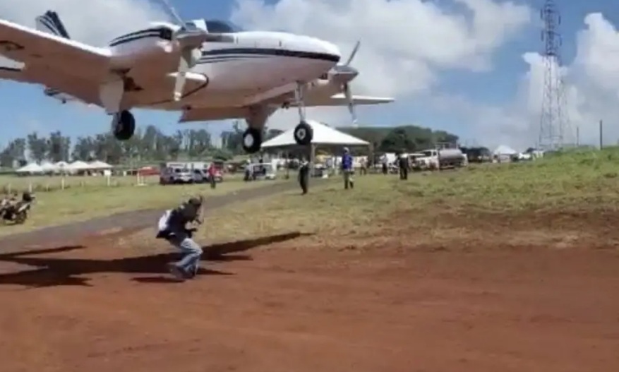 VÍDEO: Avião quase atropela homem em pista de pouso de feira agrícola