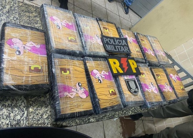 PM apreende carga milionária de pasta base de cocaína enterrada em praia no RN