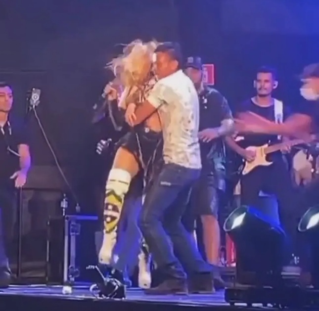 VÍDEO: Fã invade palco e assusta cantora Joelma durante show