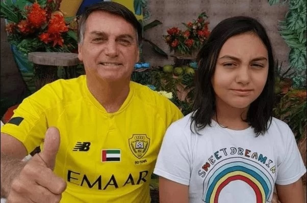 Bolsonaro e filha Laura tiveram cartões de vacina contra Covid alterados