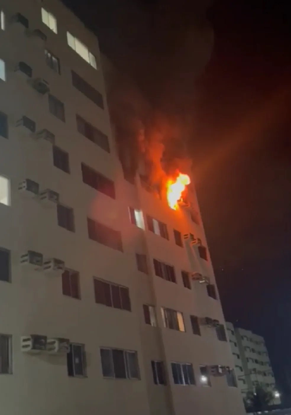 Incêndio atinge apartamento e prédio é evacuado durante a madrugada na Grande Natal
