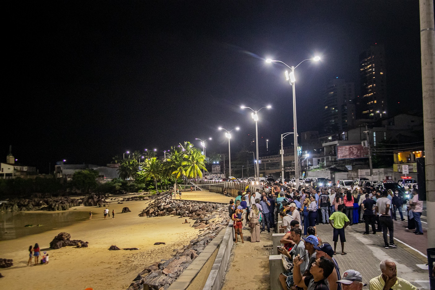 Prefeitura entrega nova iluminação da Praia dos Artistas