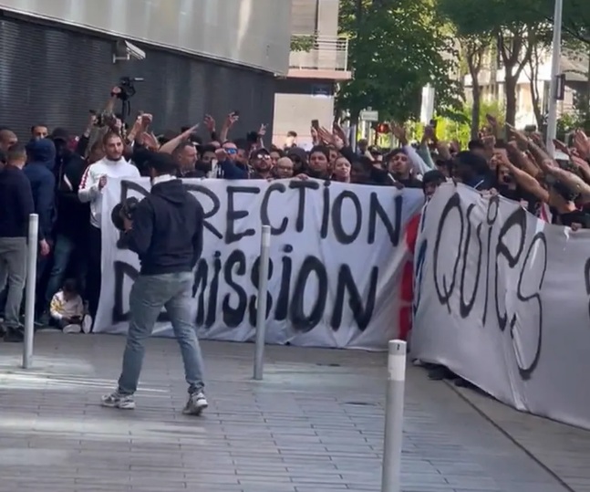 VÍDEO: Torcida do PSG protesta em frente à casa de Neymar: "Vá embora"