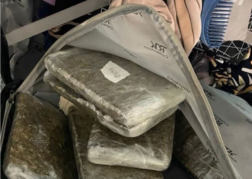 Mulher é presa após desembarcar em aeroporto do RN com a mala recheada de drogas