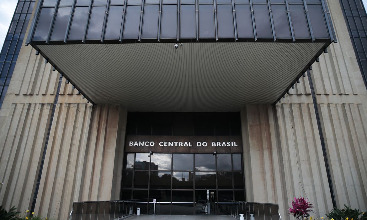 Poupança tem saída de R$ 6,3 bi em abril, diz Banco Central