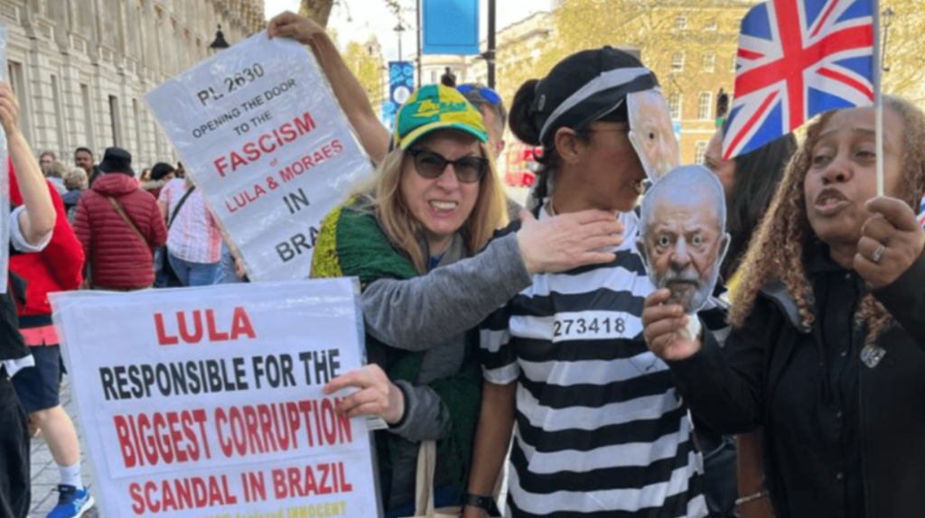 VÍDEO: Grupo de brasileiros faz protesto contra Lula em Londres