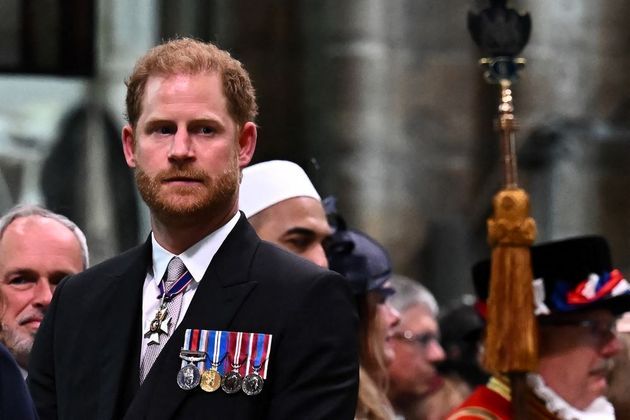 Harry vê seu irmão, William, brilhar e fica com cara de poucos amigos na coroação de Charles 3º