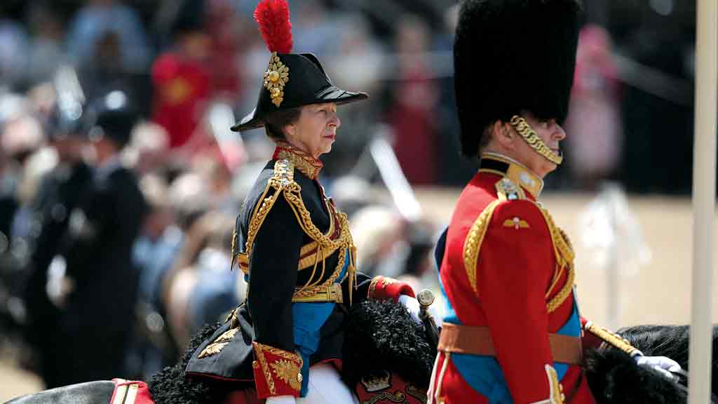 Princesa Anne, irmã de Charles 3º, teria confrontado Camilla Parker em jantar de coroação