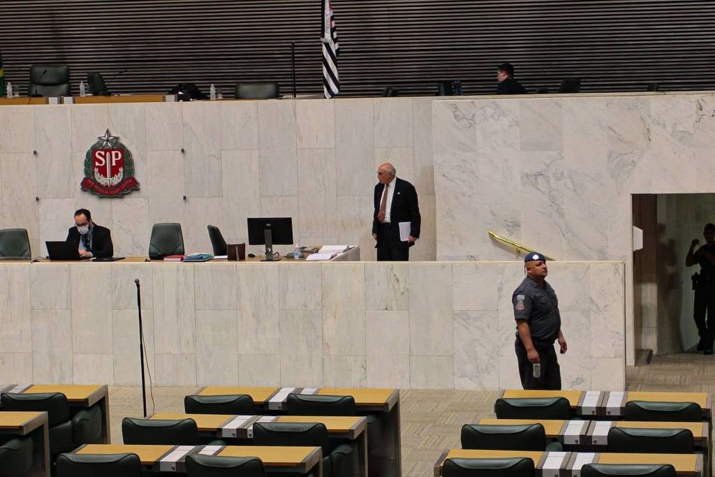 Sozinho, Suplicy abre sessão, preside e discursa para plenário vazio na Assembleia de SP